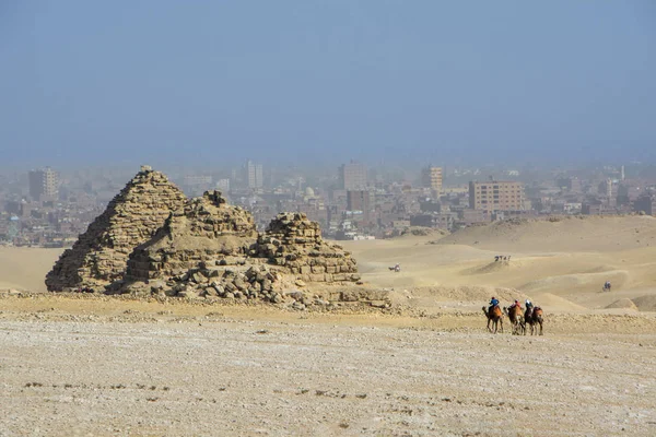 Caravana Camellos Sobre Fondo Las Pirámides Giza Egipto — Foto de Stock