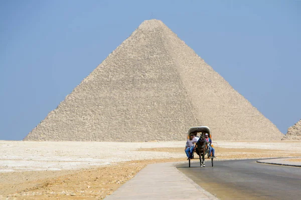 埃及吉萨 2018年10月30日 游客的正面景观在马车与古老的吉萨金字塔的背景 — 图库照片