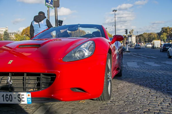 Paris Frankrike November 2018 Röd Ferrari California Hyperbil Kullerstensgata — Stockfoto