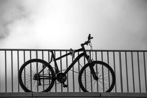 Fekete Fehér Fotográfia Kerékpár Parkolt Kerítés Felhős Háttere — Stock Fotó