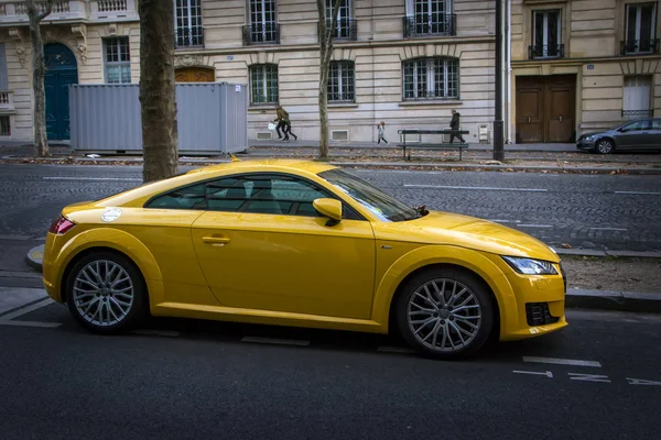 フランス 2018 黄色のアウディ 230 馬力の車が夜に路上駐車 — ストック写真