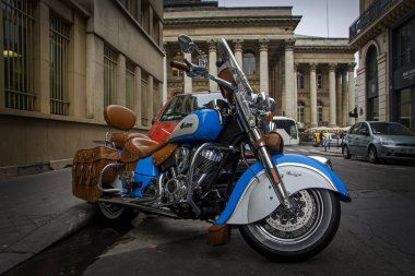 Paris, Fransa - 14 Kasım 2018: Mavi beyaz Hint baş Vintage classsic motosiklet bej deri elemanları ile ile Rue de la Banque sokakta park edilmiş