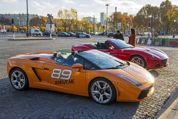 Париж Франция Ноября 2018 Года Orange Lamborghini Gallardo Red Ferrari — стоковое фото