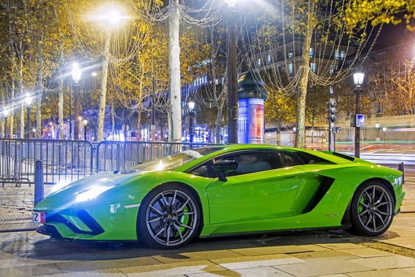 フランス 2018 明るい緑ランボルギーニ Aventador ロードスター夜の シャンゼリゼで — ストック写真