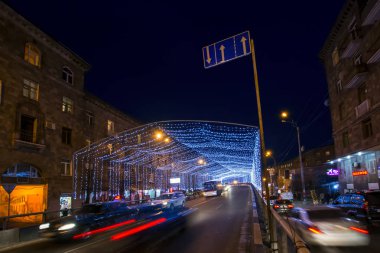 Yerevan, Ermenistan - 28 Aralık 2017: Bir skyway tatil led ışıkları ile dostluk Meydanı geceleri dekore edilmiştir. Noel ve yeni yıl renkli arka plan