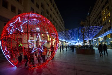 Yerevan, Ermenistan - 28 Aralık 2017: Kuzey Bulvarı tatil ışıklar ve büyük kırmızı topu led ışıkları ile süslenmiş. Noel ve yeni yıl renkli arka plan. Çeviri: Yerevan (üzerinde anahtar ve silah)