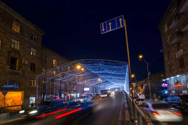 エレバン アルメニア 2017 スカイウェイに友好広場の休日 Led ライトで装飾 クリスマスと新年のカラフルな背景 — ストック写真