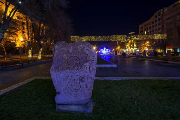 Ereván Armenia Enero 2018 Hermosa Escena Nocturna Con Antiguo Khachkar — Foto de Stock