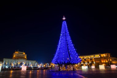 Erivan, Ermenistan - 03 Ocak 2018: Noel ağacı Cumhuriyet Meydanı mavi led ışıkları ile gece dekore edilmiştir. Noel ve yeni yıl renkli arka plan