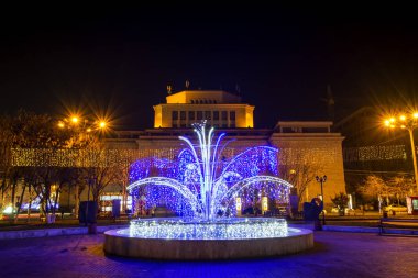 Erivan, Ermenistan - 03 Ocak 2018: güzel Çeşme geceleri led ışıkları Ermenistan Tarih Müzesi önünde yapılmış. Noel ve yeni yıl renkli arka plan