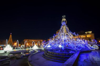 Yerevan, Ermenistan - 03 Ocak 2018: Güzel Çeşme led ışıklarını yapılmış ve Cumhuriyet Meydanı Noel ağacına geceleri dekore edilmiştir. Noel ve yeni yıl renkli arka plan