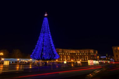 Erivan, Ermenistan - 03 Ocak 2018: Noel ağacı Cumhuriyet Meydanı mavi led ışıkları ile gece dekore edilmiştir. Noel ve yeni yıl renkli arka plan