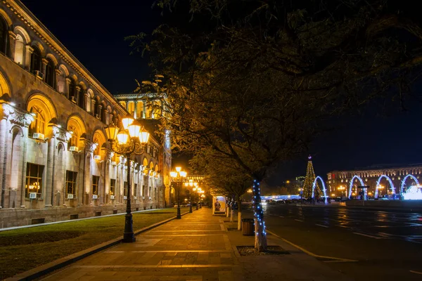 夜左に照らされた政府の家の装飾の共和国広場エレバン アルメニア 2018 分析観点ビュー クリスマスと新年のカラフルな背景 — ストック写真
