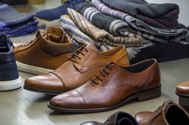 Erkekler sıcak sonbahar eşarp ve ahşap arka plan üzerinde deri ayakkabı koleksiyonu. İnternet Mağazası için erkek giyim