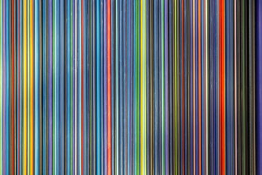 Farklı genişliklerde Dikey tüpler farklı renklerde boyanmış. Renkli çizgili arka, değişken genişlik çizgili. Afiş, poster, kartpostal, kapak, kartvizit için dikişsiz desen tasarım