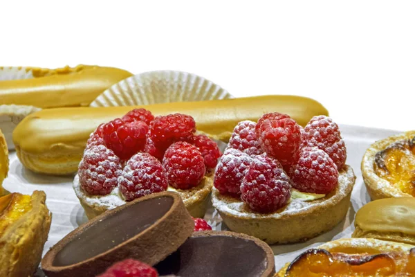 Gâteaux Aux Framboises Éclairs Isolés Sur Fond Blanc — Photo