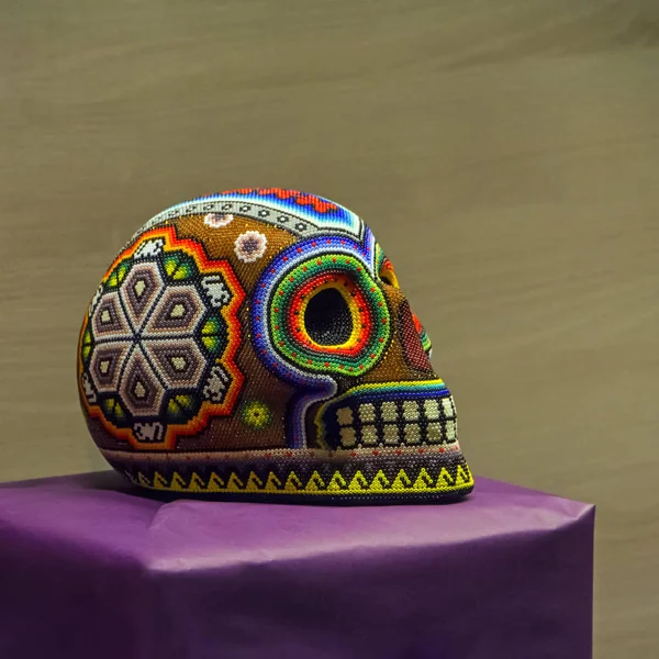 멕시코 Huichol 구슬에서 다채로운 해골입니다 죽음의 — 스톡 사진