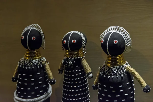 Традиційні Південноафриканські Спінома Чорні Ляльки Прикрашені Золотими Кільцями Білими Намистинами — стокове фото