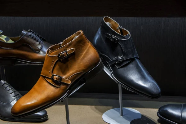 Şık deri erkek ayakkabı stand. Erkek ayakkabı, çizme Satıyoruz mağaza, butik, alışveriş merkezi. Mens ayakkabı kavramı. Erkek moda, stil, kalite, deri, deri