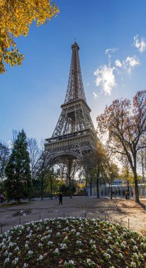 Eyfel Kulesi Ultra geniş açı dikey panoraması ile ön plan üzerinde yuvarlak flowerbed Paris, Fransa'da mavi gökyüzü üzerinde