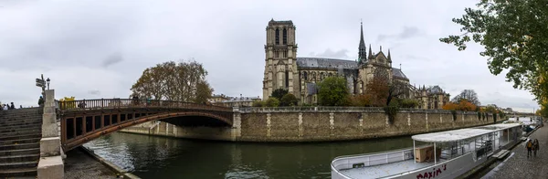 フランス 2018 秋にパリでセーヌ川のノートルダム大聖堂パリとポン ダブルの広いパノラマをブリッジします Web サイトや雑誌のレイアウトに最適 — ストック写真