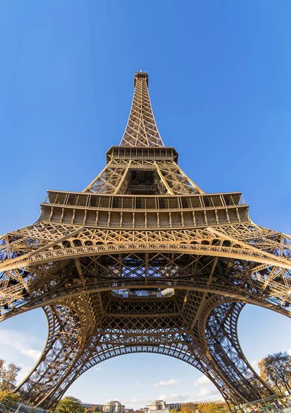 Ultra Groothoek Van Eiffeltoren Blauwe Hemel Parijs Frankrijk Worm Oog — Stockfoto