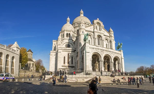 法国巴黎 2018年11月14日 游客在圣心大教堂入口附近散步 也被称为圣心大教堂 坐落在蒙马特 这是巴黎最高的130米小山 — 图库照片