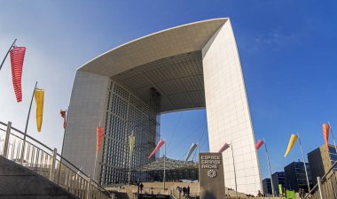 Paris, Fransa - 17 Kasım 2018: Grande Arche de la Defense (La savunma büyük kemer). Paris iş bölgesinde yer alan, bu şehrin ana çağdaş anıt var. Geniş açılı görünüş
