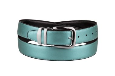 Beyaz arka plan üzerinde izole krom parlak metal toka ile moda erkekler turkuaz deri emniyet kemerlerinizi bağlayın