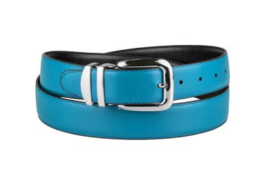 Beyaz arka plan üzerinde izole krom parlak metal toka ile moda erkekler turkuaz mavi deri emniyet kemerlerinizi bağlayın