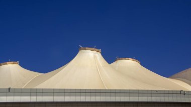 Soyut orijinal çatı ile kontrast koyu mavi gökyüzü arka plan üzerinde kayan yazı şeklinde