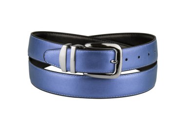 Beyaz arka plan üzerinde izole parlak krom metal toka ile moda erkekler sedefli mavi deri emniyet kemerlerinizi bağlayın