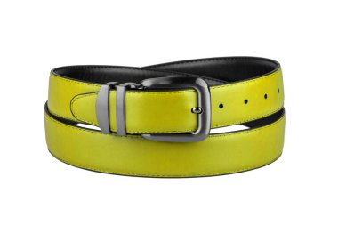 Beyaz arka plan üzerinde izole koyu mat metal toka ile şık erkek sarı deri kemer