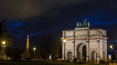 Paris, Fransa - 10 Kasım 2018: Arc de Triomphe gece Place du atlıkarınca (atlıkarınca Arc de Triomphe), Eyfel Kulesi sarı aydınlatma ve mavi ışık spot ışığı ile gece ile