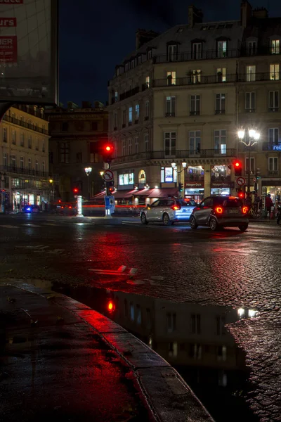 フランス 2018 カラフルな抽象的なシーンは信号のある市の夜の生活は濡れた石畳と水たまりに反映 長時間露光 — ストック写真