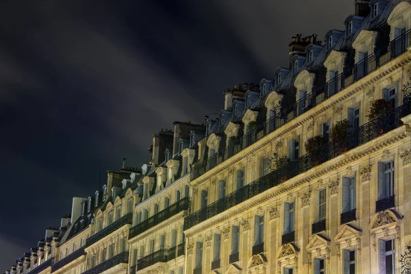 Vue Mystérieuse Façade Classique Immeuble Résidentiel Paris Nuit Avec Ciel — Photo