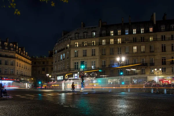 法国巴黎 城市夜生活的五颜六色的抽象场景 红绿灯反映在潮湿的鹅卵石上 长时间曝光 — 图库照片