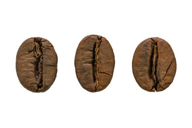 Üç kahve çekirdekleri beyaz arka plan üzerinde izole satırda kavrulmuş. Aşırı makro, düz yatıyordu, en iyi görünümü
