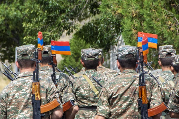 Squad Armenian Soldiers Marching Automatic Guns Armenian Flags Attached Bayonet — Stock Photo, Image