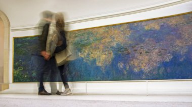 Paris, Fransa - 11 Kasım 2018: Claude Monet'nin nilüferler Muse de l'Orangerie içinde hayran bir çift görünümünü Özet. İnsanlar meditasyon atılmak için geldiği yer burası. Uzun pozlama