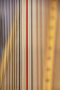 Ahşap ARP ayrıntılarını soyut bulanık yakından görmek. Orijinal arka plan ile sanatsal bokeh. Müzik aletleri serisi. Sığ derinlik-in tarla