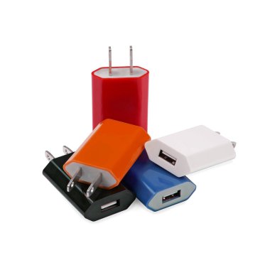 Grup Multi Usb tip A duvar şarj fişleri beyaz bir arka plan üzerinde izole renkli. Kırmızı, turuncu, siyah, mavi ve beyaz bağdaştırıcıları