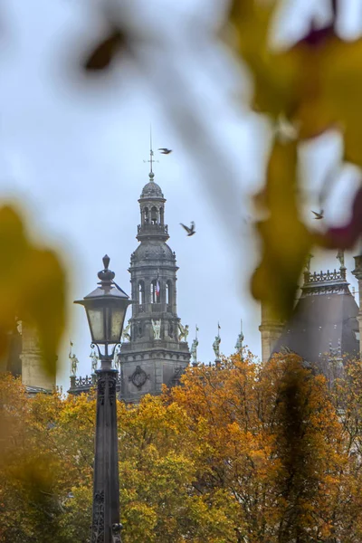 Abstrakt Bild Kupolen Hotel Ville Genom Suddiga Blommorna Förgrunden Höst — Stockfoto