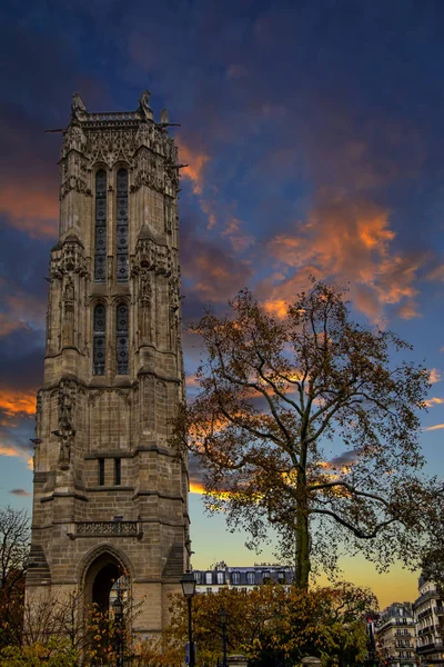Věž Saint Jacques Dramatické Západu Slunce Obloze Centru Paříže Francie — Stock fotografie