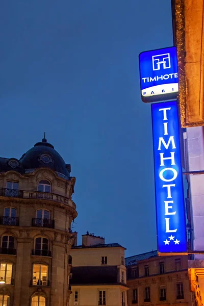 Rue Banque 通りの夜にパリ フランス 2018 ティムホテル ロワイヤル ホテル青い看板 — ストック写真