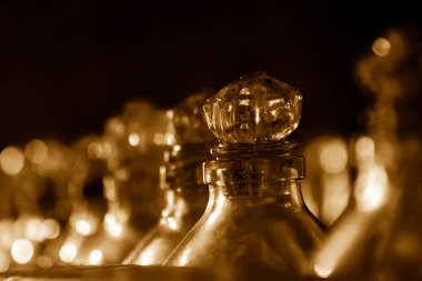 Yakın kadar şişe parfüm bir satırda görüntülenen yapma kullanılan yağlar. Seçici odak, arka plan bulanık, sanatsal bokeh