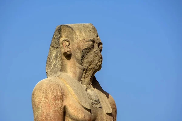 Oud Standbeeld Van Farao Blauwe Hemelachtergrond Caïro Museum Van Egyptologie — Stockfoto