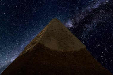 Üst Samanyolu ve piramit Khafre gece yıldızlara karşı. Giza, Mısır. Astrophotography, fantastik arka plan