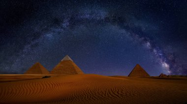 Antik piramitler Giza gece yıldızlar ve Samanyolu galaksi, Mısır karşı. Astrophotography, fantastik arka plan, çöl, panoramik görünümü güzel kumulları