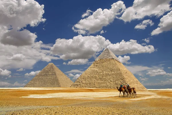 Beduini Sui Cammelli Nel Deserto Con Piramide Ghafre Grande Piramide — Foto Stock